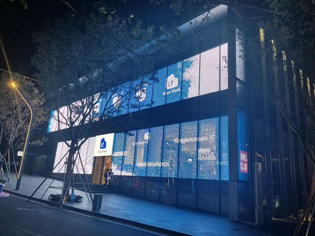 深圳P50格柵透明屏項(xiàng)目由上海智彩科技設(shè)計(jì)、安裝
