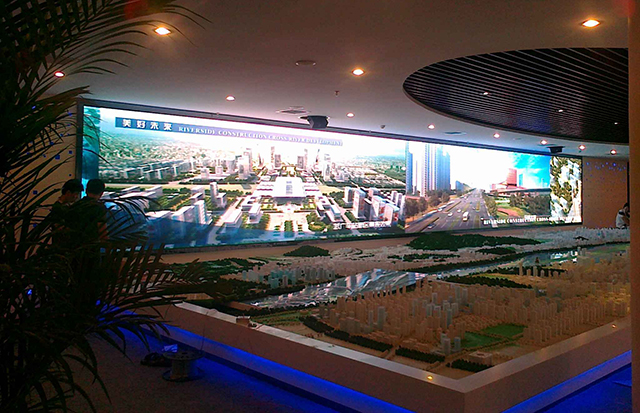 江蘇鹽城汽車商貿(mào)城展館P5室內(nèi)全彩LED顯示屏由上海智彩科技設(shè)計(jì)、安裝